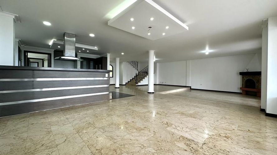 Casa de 5 alcobas en venta en La Calera, Medellín, 430 m² · foto 2 de 24