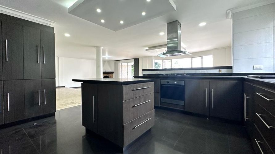 Casa de 5 alcobas en venta en La Calera, Medellín, 430 m² · foto 5 de 24