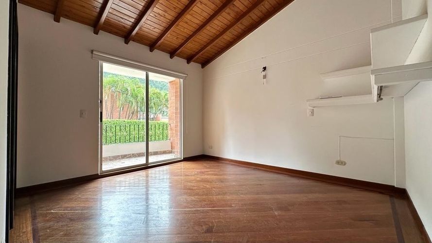 Casa de 5 alcobas en venta en La Calera, Medellín, 430 m² · foto 9 de 24