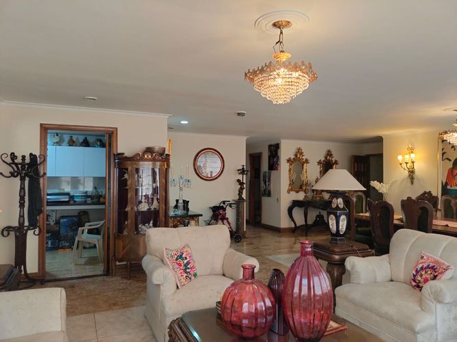 Apartamento de 3 alcobas en venta en El Poblado, Medellín, 208 m² · foto 1 de 17