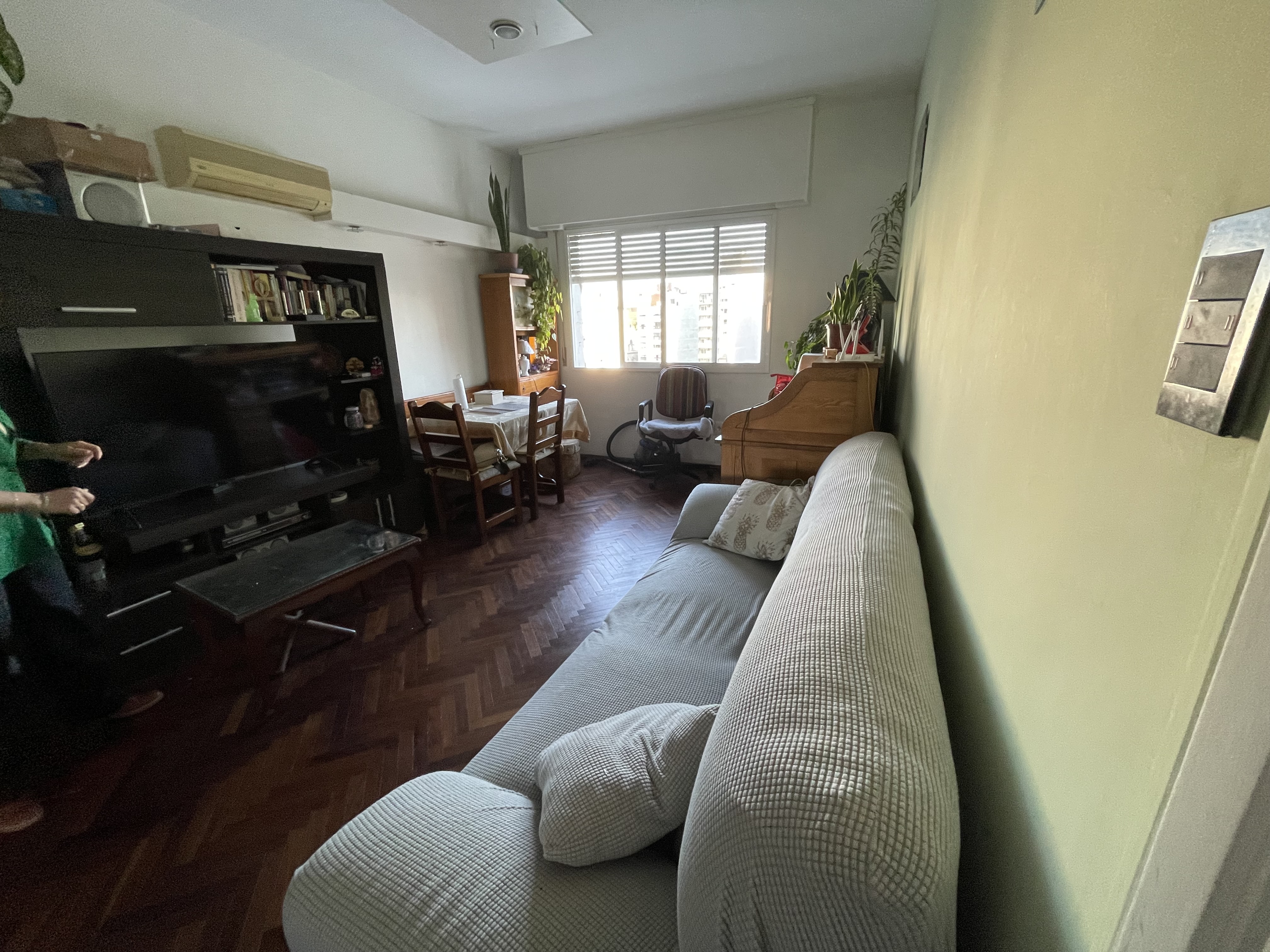 Apartamento 2 Dormitorios – Piso Alto sobre 18 de Julio