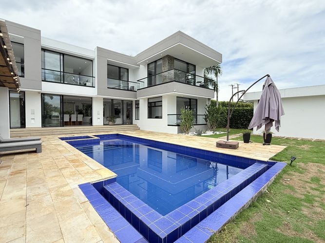 Casa de 5 alcobas en venta en Girardot, Girardot, 700 m² · foto 2 de 24