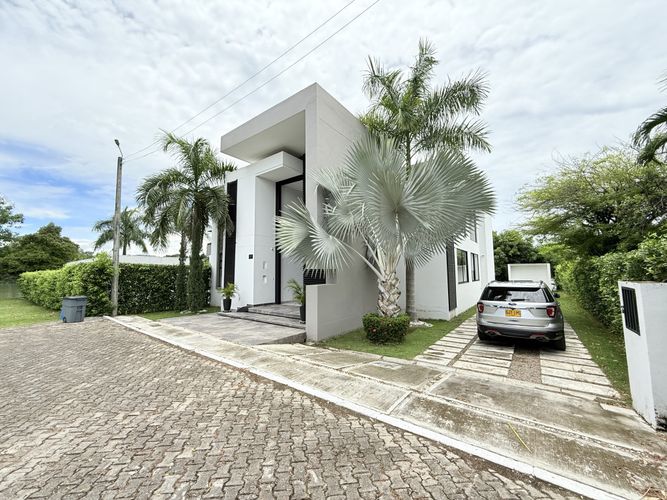 Casa de 5 alcobas en venta en Girardot, Girardot, 700 m² · foto 3 de 24