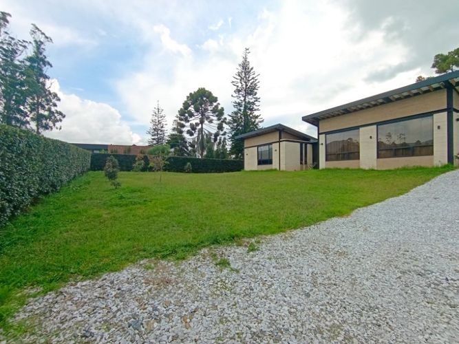 Casa de 5 alcobas en venta en El Tambo, La Ceja, 400 m² · foto 2 de 24