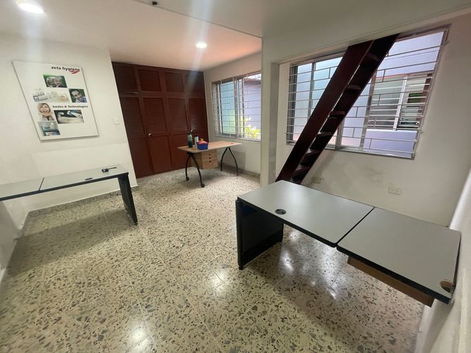 Oficina en arriendo en La America, Medellín, 25 m² · foto 2 de 6