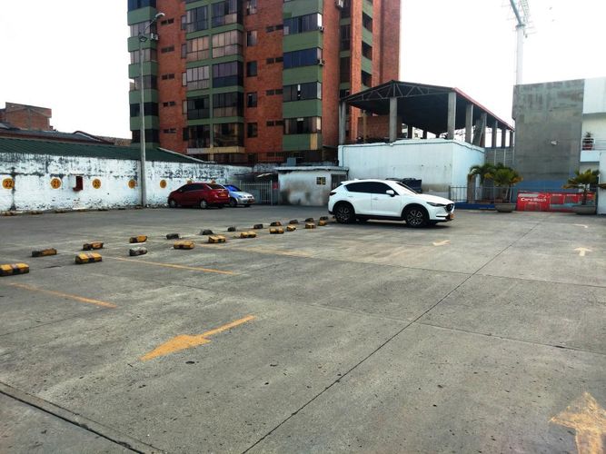 Edificio en venta en Los Cambulos, Cali, 1300 m² · foto 5 de 24