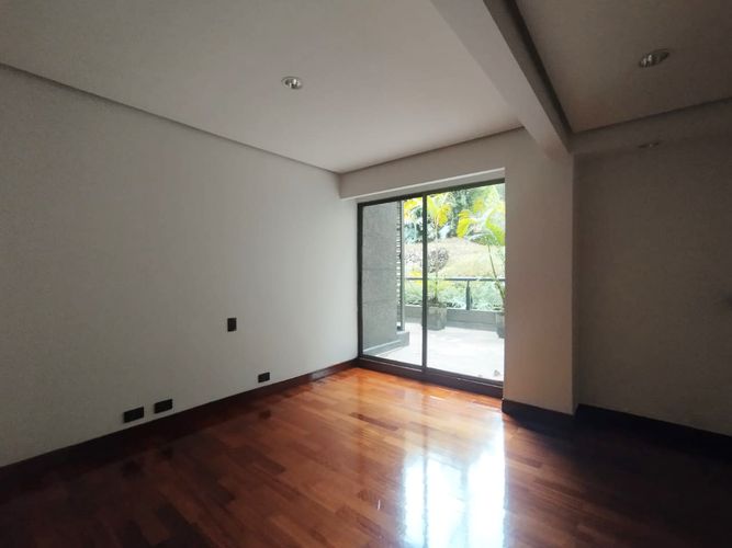 Apartamento de 3 alcobas en arriendo en El Poblado, Medellín, 233 m² · foto 7 de 18
