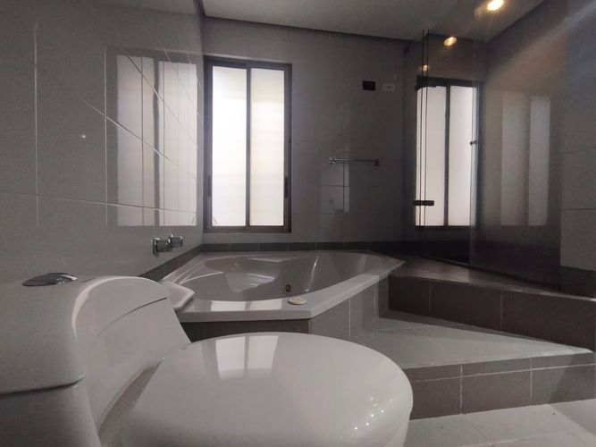 Apartamento de 3 alcobas en arriendo en El Poblado, Medellín, 233 m² · foto 15 de 18