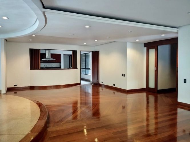 Apartamento de 3 alcobas en arriendo en El Poblado, Medellín, 233 m² · foto 4 de 18