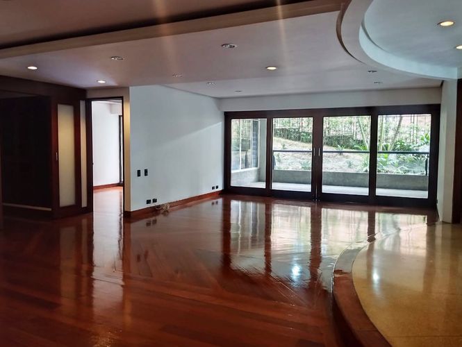Apartamento de 3 alcobas en arriendo en El Poblado, Medellín, 233 m² · foto 2 de 18