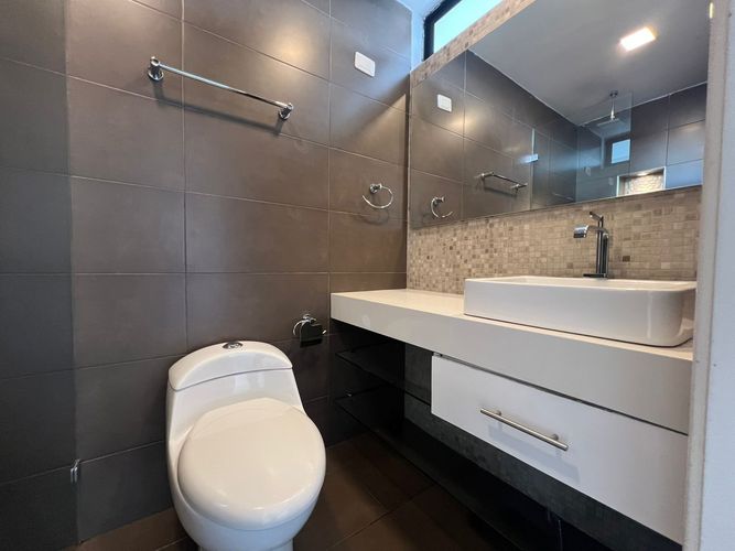 Apartamento de 4 alcobas en venta en El Poblado, Medellín, 310 m² · foto 17 de 18