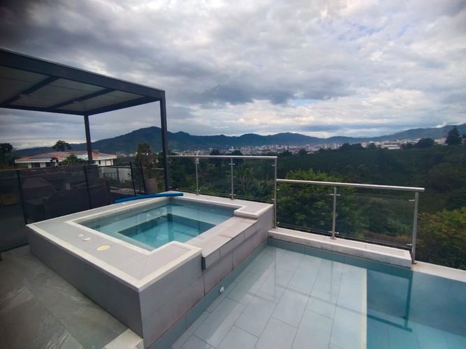 Casa de 4 alcobas en venta en Tribunas Corcega, Pereira, 340 m² · foto 2 de 21