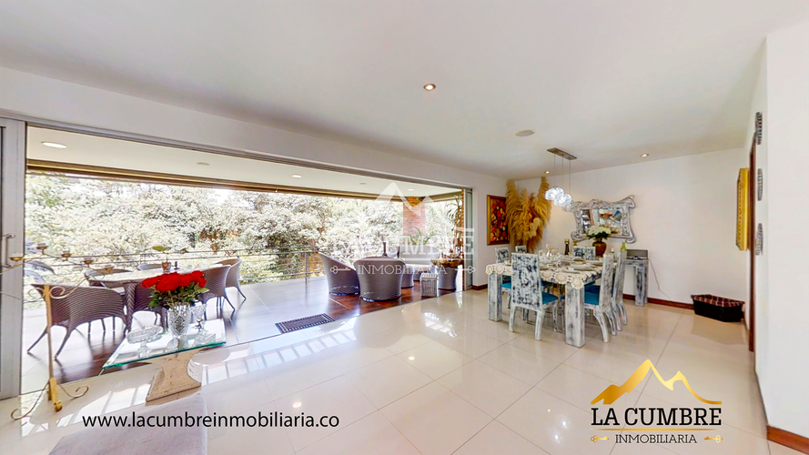 Casa de 3 alcobas en arriendo en Loma Benedictinos, Envigado, 516 m² · foto 5 de 24