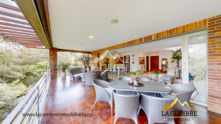 Casa de 3 alcobas en arriendo en Loma Benedictinos, Envigado, 516 m² · foto 6 de 24