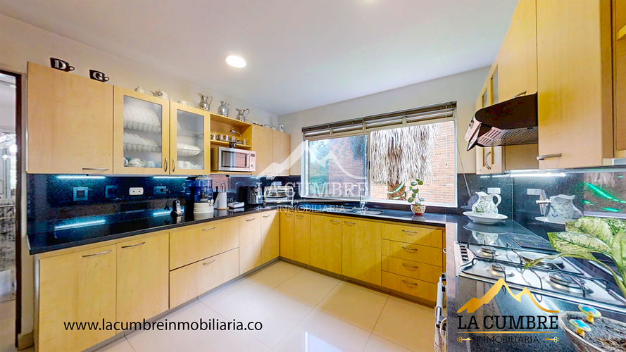 Casa de 3 alcobas en arriendo en Loma Benedictinos, Envigado, 516 m² · foto 8 de 24