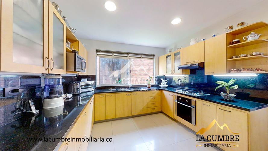 Casa de 3 alcobas en arriendo en Loma Benedictinos, Envigado, 516 m² · foto 9 de 24