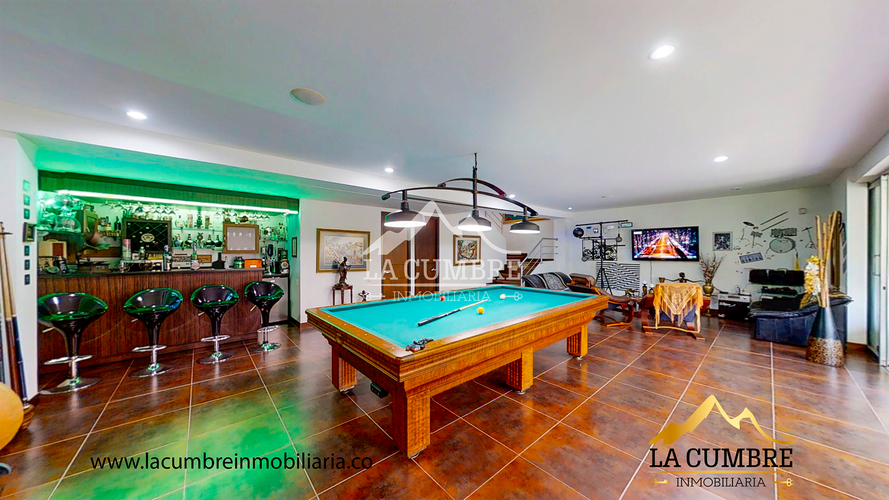 Casa de 3 alcobas en arriendo en Loma Benedictinos, Envigado, 516 m² · foto 12 de 24