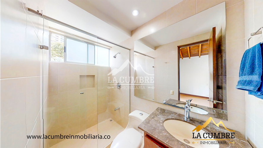 Casa de 3 alcobas en arriendo en Loma Benedictinos, Envigado, 516 m² · foto 22 de 24