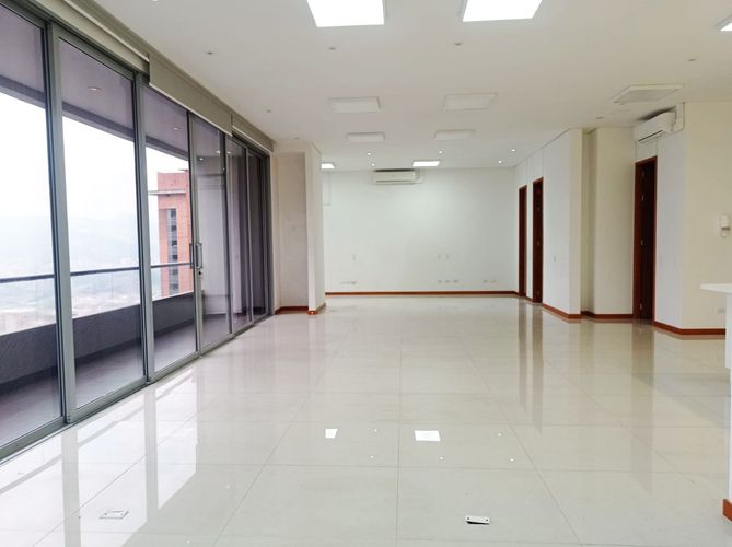 Apartamento de 2 alcobas en arriendo en El Poblado, Medellín, 147 m² · foto 2 de 18