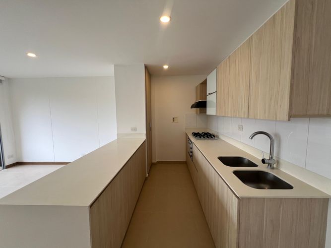 Apartamento de 2 alcobas en arriendo en El Poblado, Medellín, 83 m² · foto 10 de 20