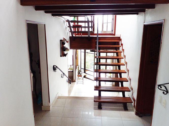 Casa de 5 alcobas en venta en Loma Del Chocho, Envigado, 344 m² · foto 2 de 16