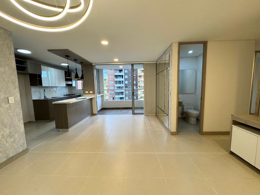 Apartamento en venta en Loma Del Esmeraldal, Envigado · foto 2 de 13