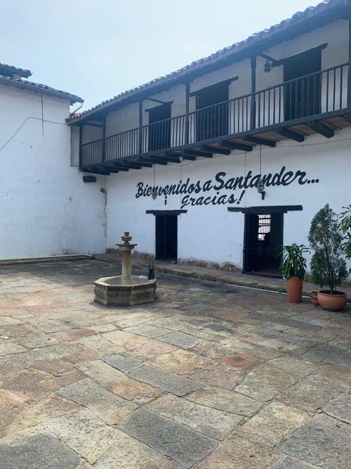 Casa de 10 alcobas en venta en Centro, Girón, 1260 m² · foto 12 de 18