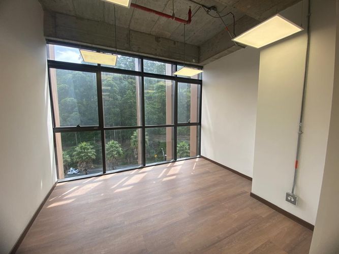 Oficina en arriendo en El Poblado, Medellín, 76 m² · foto 2 de 15