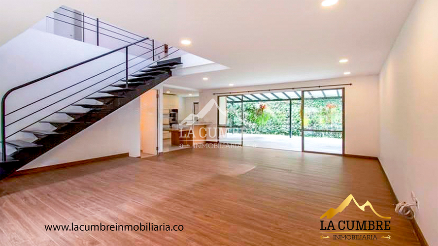 Casa de 3 alcobas en venta en Loma Benedictinos, Envigado, 325 m² · foto 2 de 9