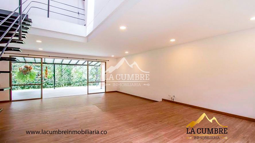 Casa de 3 alcobas en venta en Loma Benedictinos, Envigado, 325 m² · foto 3 de 9