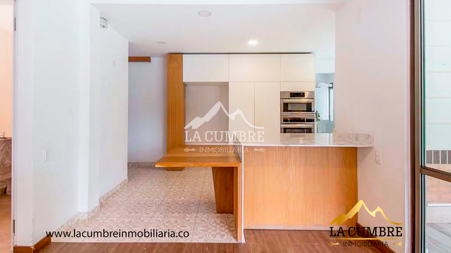 Casa de 3 alcobas en venta en Loma Benedictinos, Envigado, 325 m² · foto 4 de 9