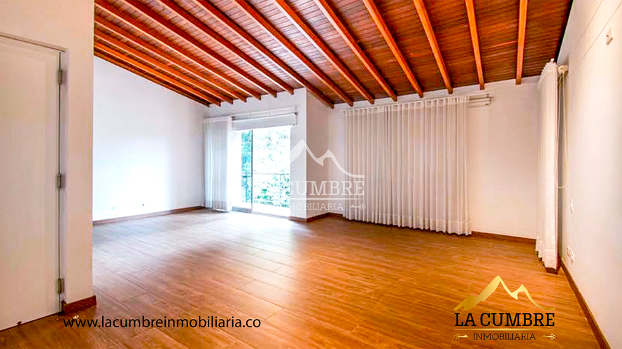 Casa de 3 alcobas en venta en Loma Benedictinos, Envigado, 325 m² · foto 7 de 9