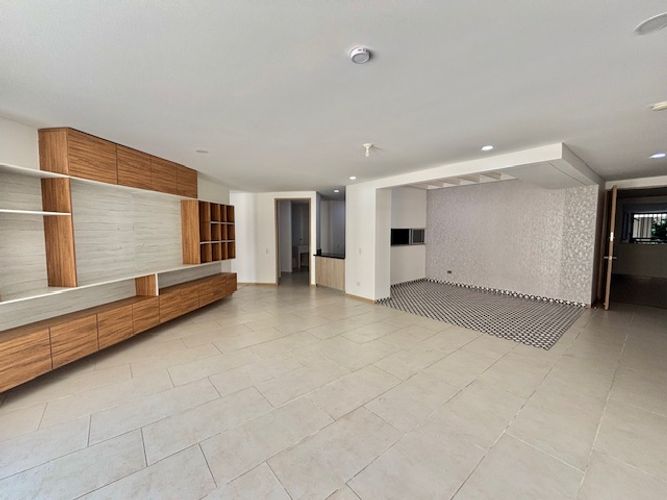 Apartamento de 3 alcobas en venta en Santa Monica, Cali, 247 m² · foto 2 de 24