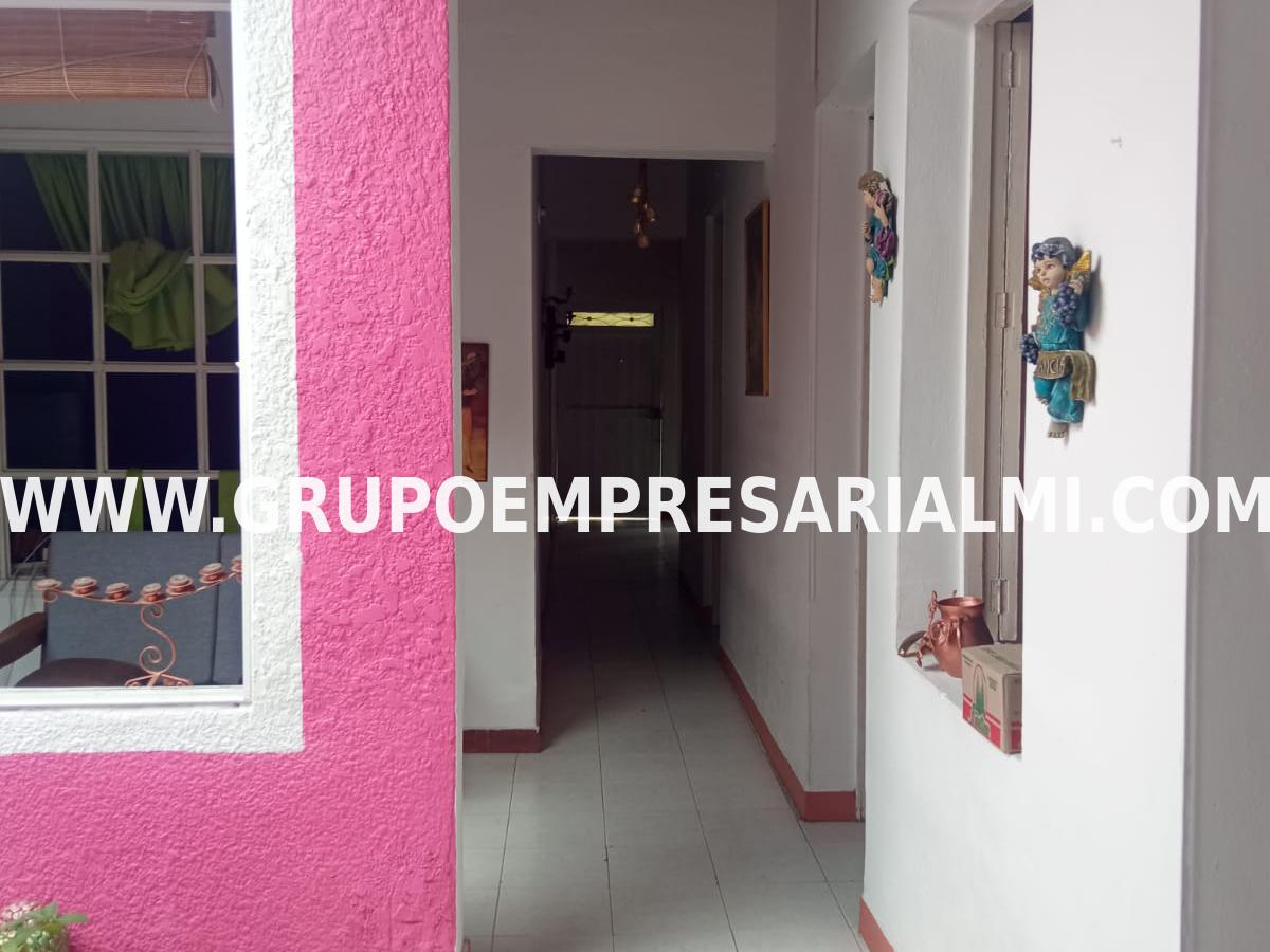Apartaestudio for sale in La candelaria, Medellín 3