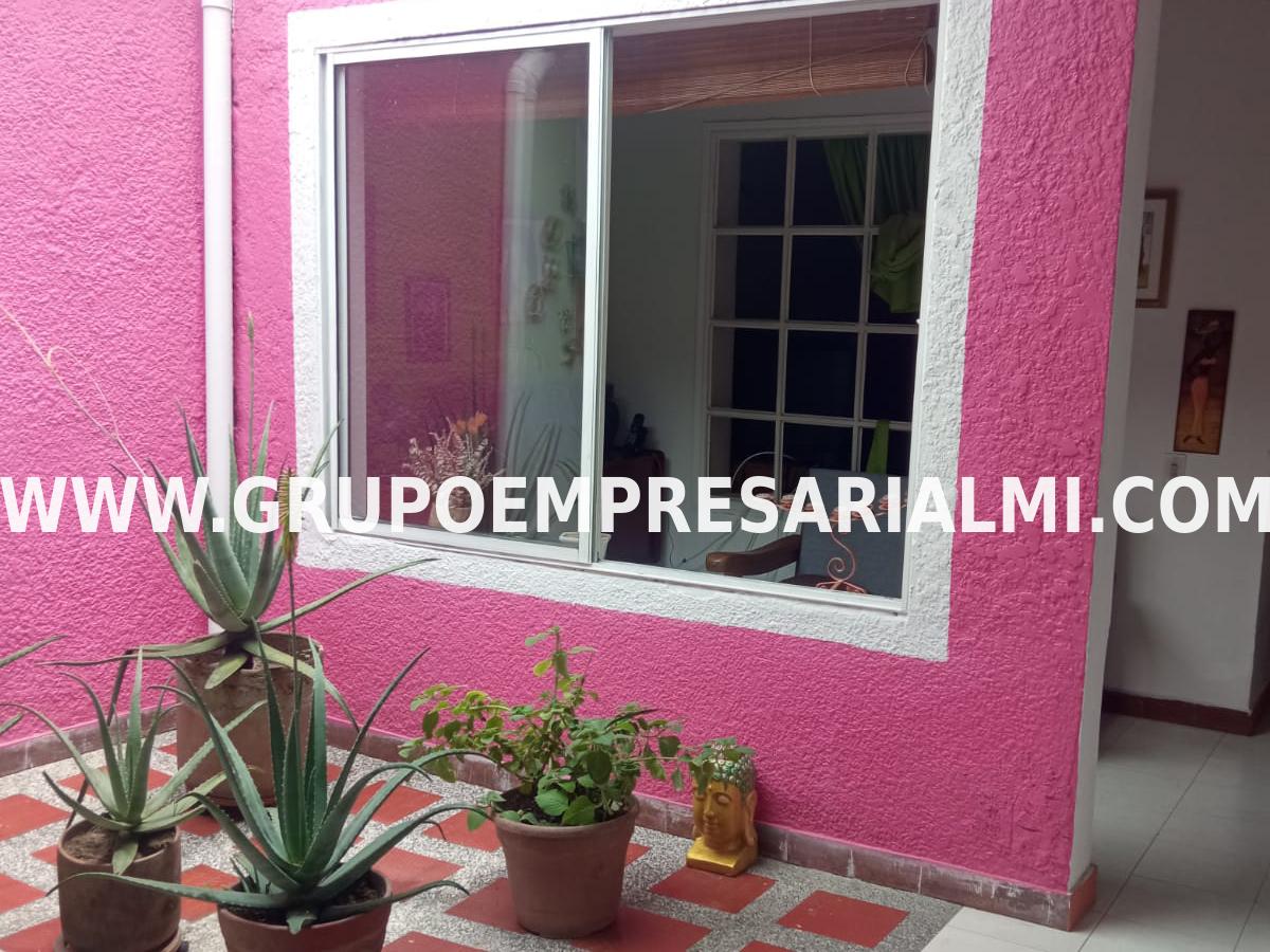 Apartaestudio for sale in La candelaria, Medellín 5