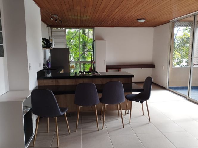Apartamento de 2 alcobas en arriendo en El Poblado, Medellín, 107 m² · foto 5 de 11