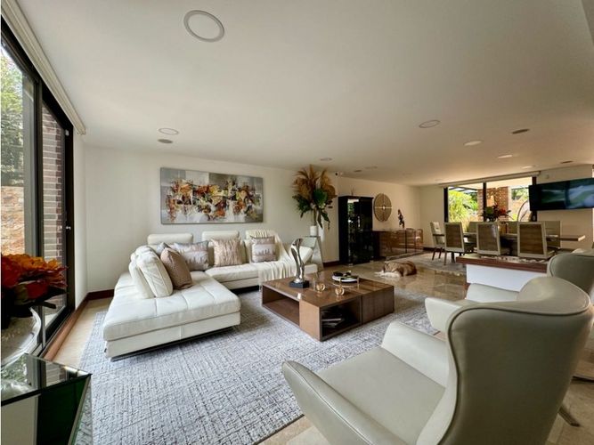 Casa de 5 alcobas en venta en Altos Del Poblado, Medellín, 528 m² · foto 2 de 24