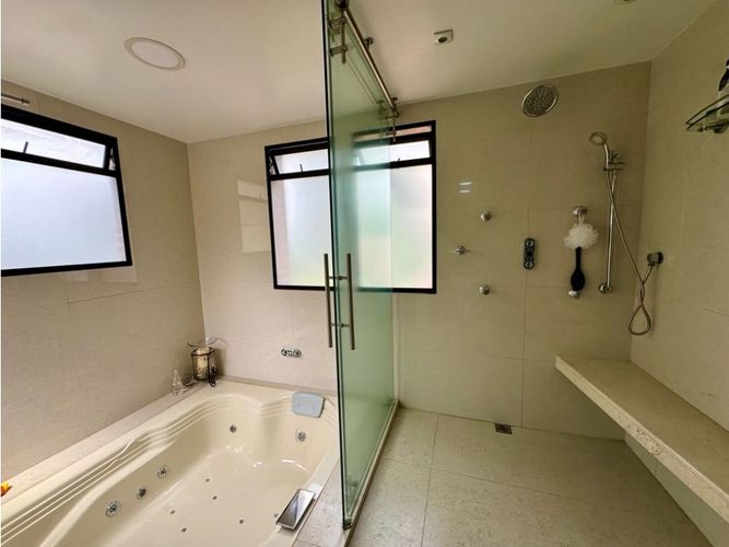 Casa de 5 alcobas en venta en Altos Del Poblado, Medellín, 528 m² · foto 23 de 24