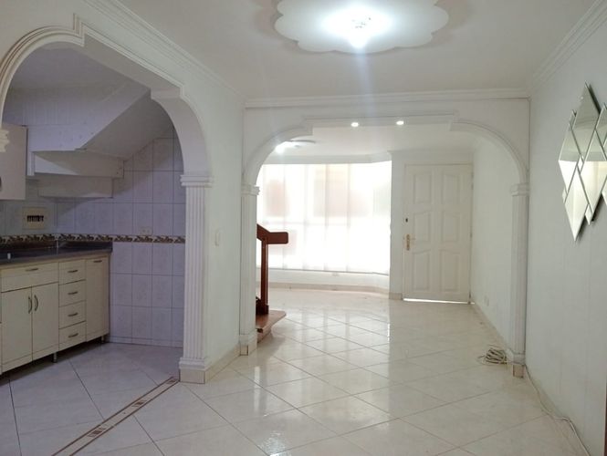 Casa de 3 alcobas en arriendo en La America, Medellín, 150 m² · foto 2 de 20