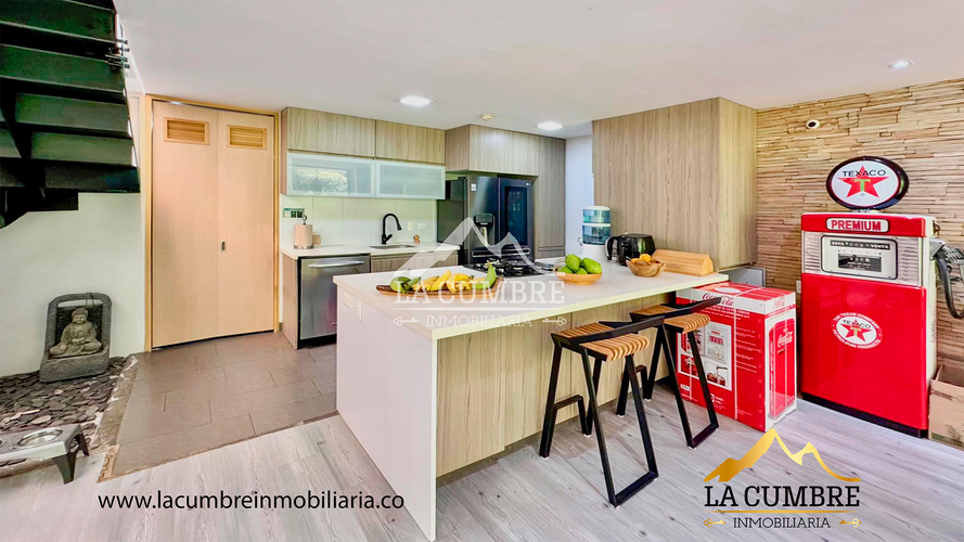Casa de 3 alcobas en venta en Loma El Atravesado, Envigado, 200 m² · foto 2 de 13