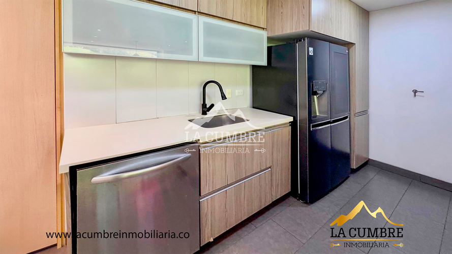 Casa de 3 alcobas en venta en Loma El Atravesado, Envigado, 200 m² · foto 3 de 13