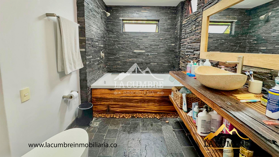 Casa de 3 alcobas en venta en Loma El Atravesado, Envigado, 200 m² · foto 9 de 13