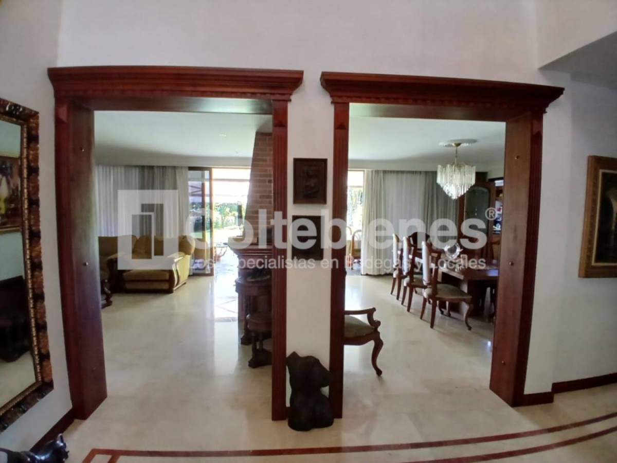 Casa en arriendo en El Poblado, Medellín · foto 2 de 24