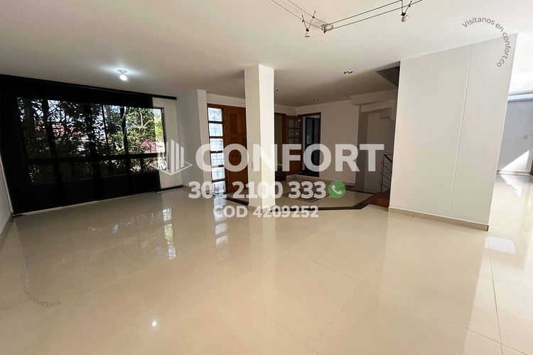 Casa de 3 alcobas en arriendo en Loma Benedictinos, Medellín, 452 m² · foto 2 de 24