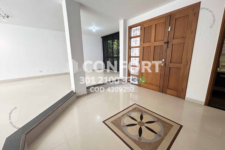 Casa de 3 alcobas en arriendo en Loma Benedictinos, Medellín, 452 m² · foto 3 de 24