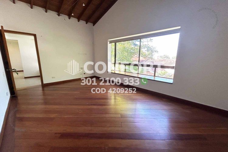 Casa de 3 alcobas en arriendo en Loma Benedictinos, Medellín, 452 m² · foto 14 de 24