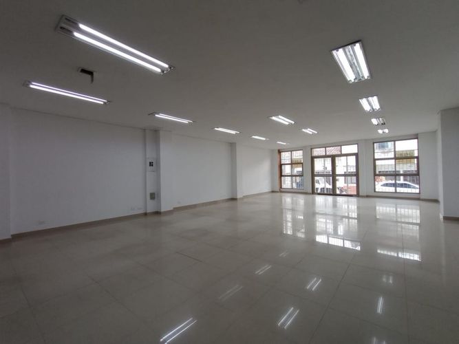 Edificio en venta en Los Libertadores, Cali, 1484 m² · foto 3 de 24