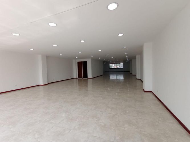 Edificio en venta en Los Libertadores, Cali, 1484 m² · foto 12 de 24