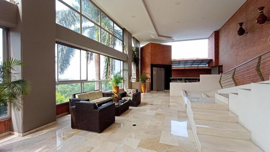 Apartamento en venta en Altos De Menga, Cali · foto 2 de 24