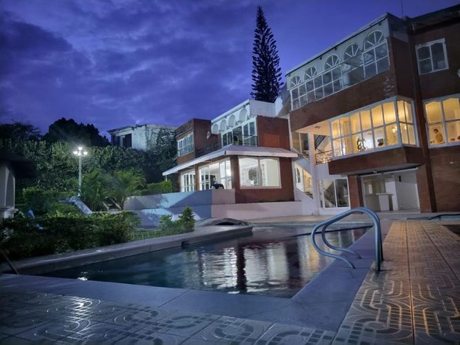 Casa de 10 alcobas en venta en Ciudad Jardin, Cali, 600 m² · foto 3 de 24